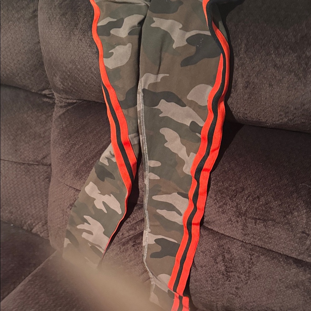 Garage Girls' Camo Leggings with Red Side Stripes - Picture 5 of 5